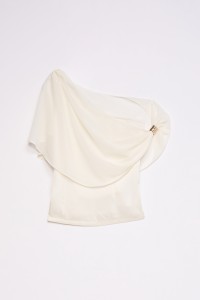 ASYMMETRISCHE TOP MET METALEN DETAIL OP DE SCHOUDER