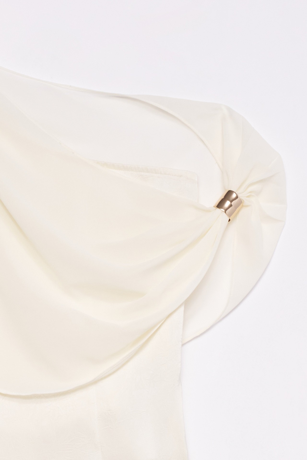 ASYMMETRISCHE TOP MET METALEN DETAIL OP DE SCHOUDER