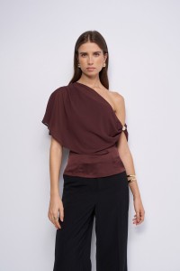 ASYMMETRISCHE TOP MET METALEN DETAIL OP DE SCHOUDER