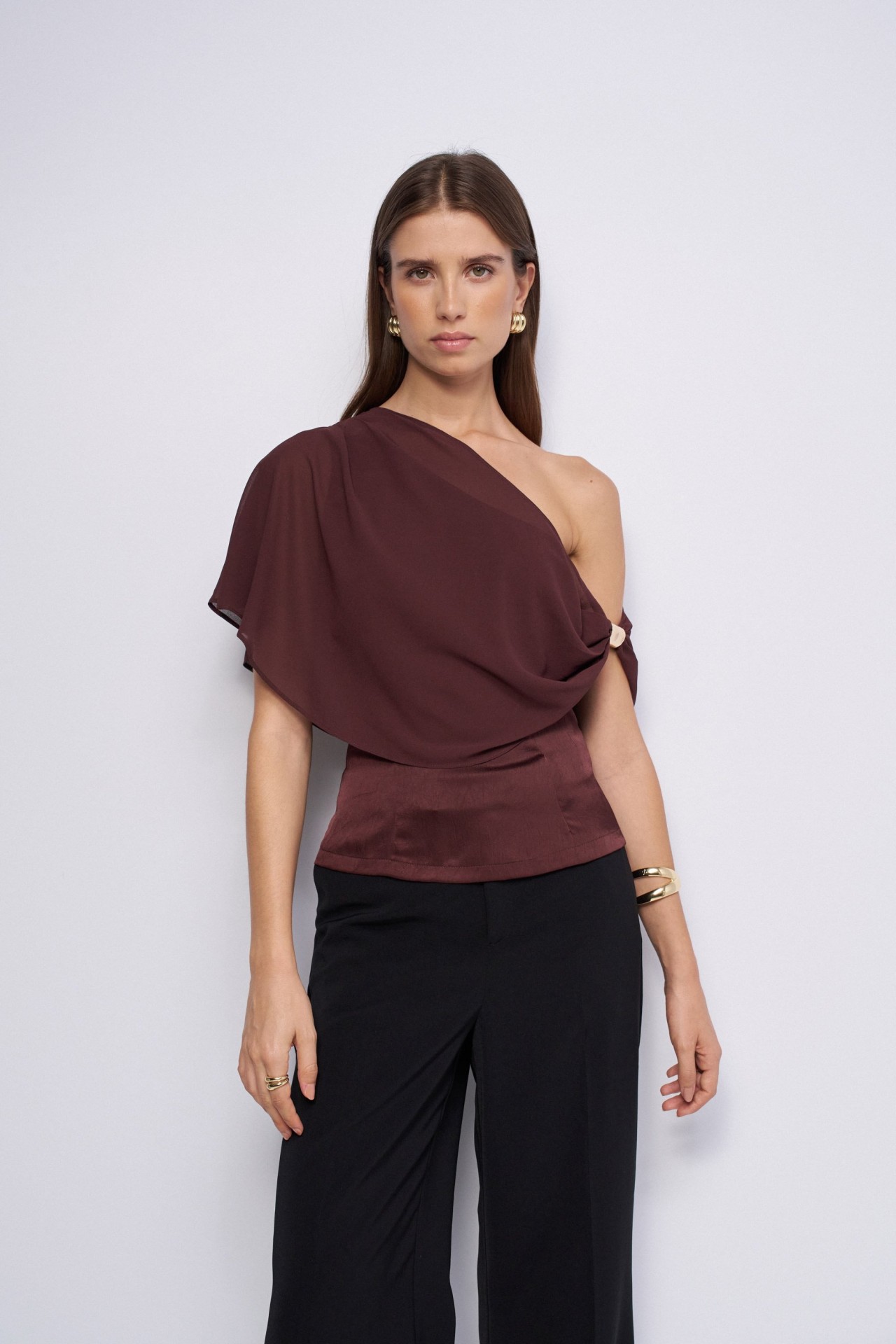 ASYMMETRISCHE TOP MET METALEN DETAIL OP DE SCHOUDER