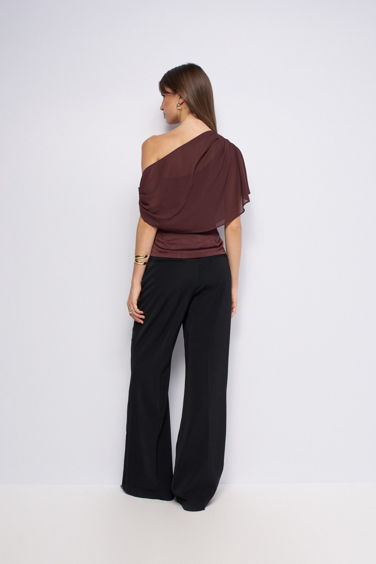 ASYMMETRISCHE TOP MET METALEN DETAIL OP DE SCHOUDER