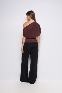 ASYMMETRISCHE TOP MET METALEN DETAIL OP DE SCHOUDER