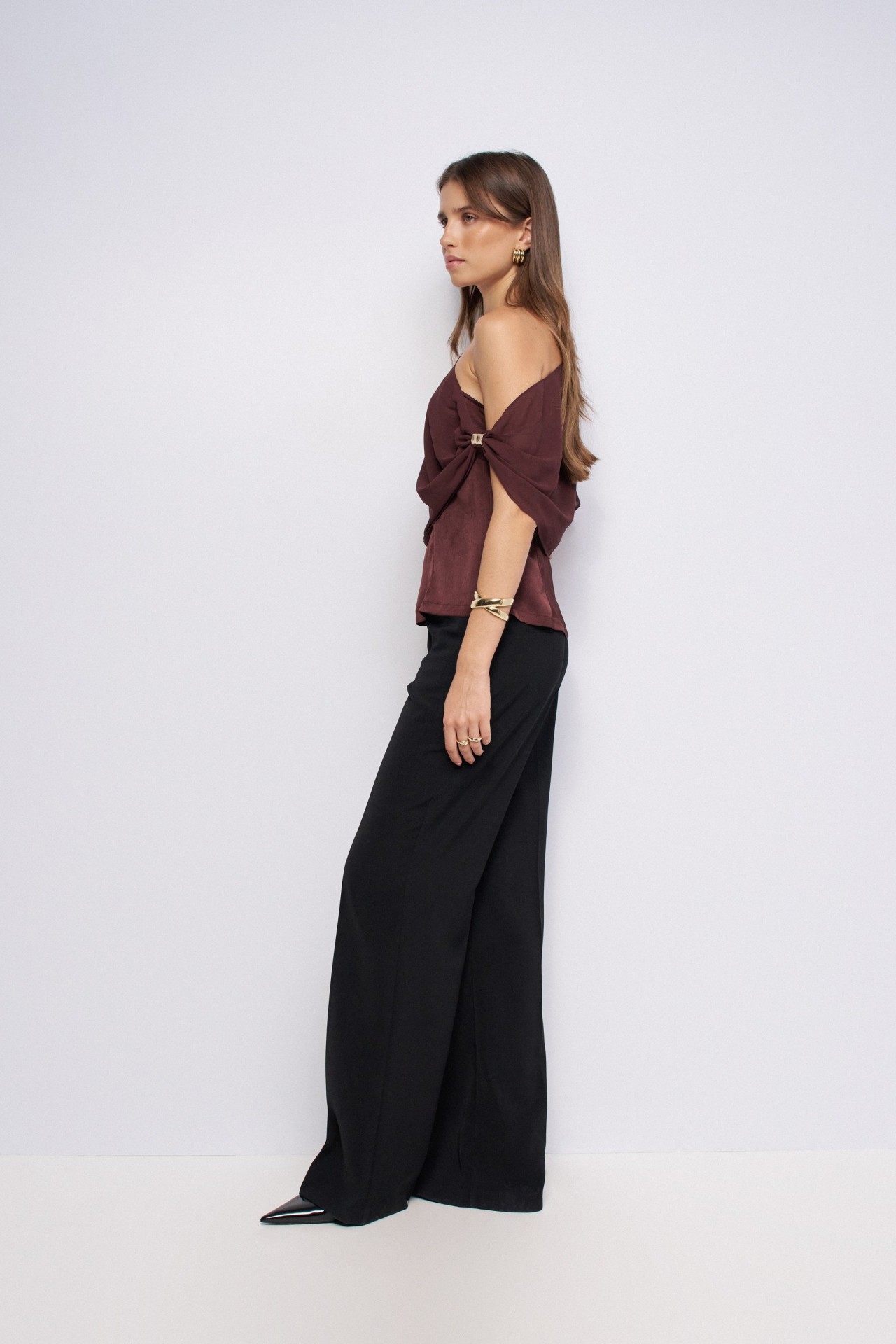 ASYMMETRISCHE TOP MET METALEN DETAIL OP DE SCHOUDER