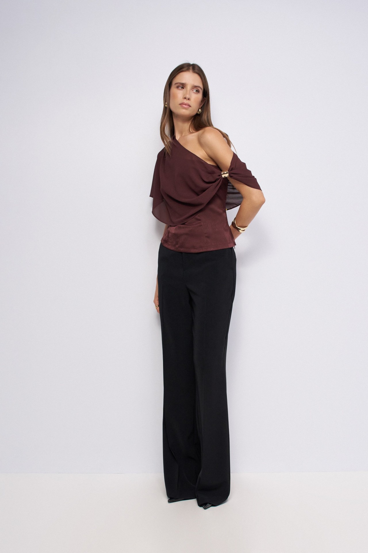 ASYMMETRISCHE TOP MET METALEN DETAIL OP DE SCHOUDER