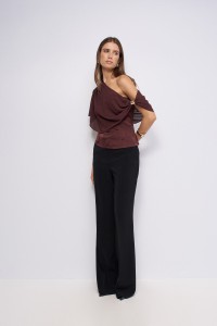 ASYMMETRISCHE TOP MET METALEN DETAIL OP DE SCHOUDER