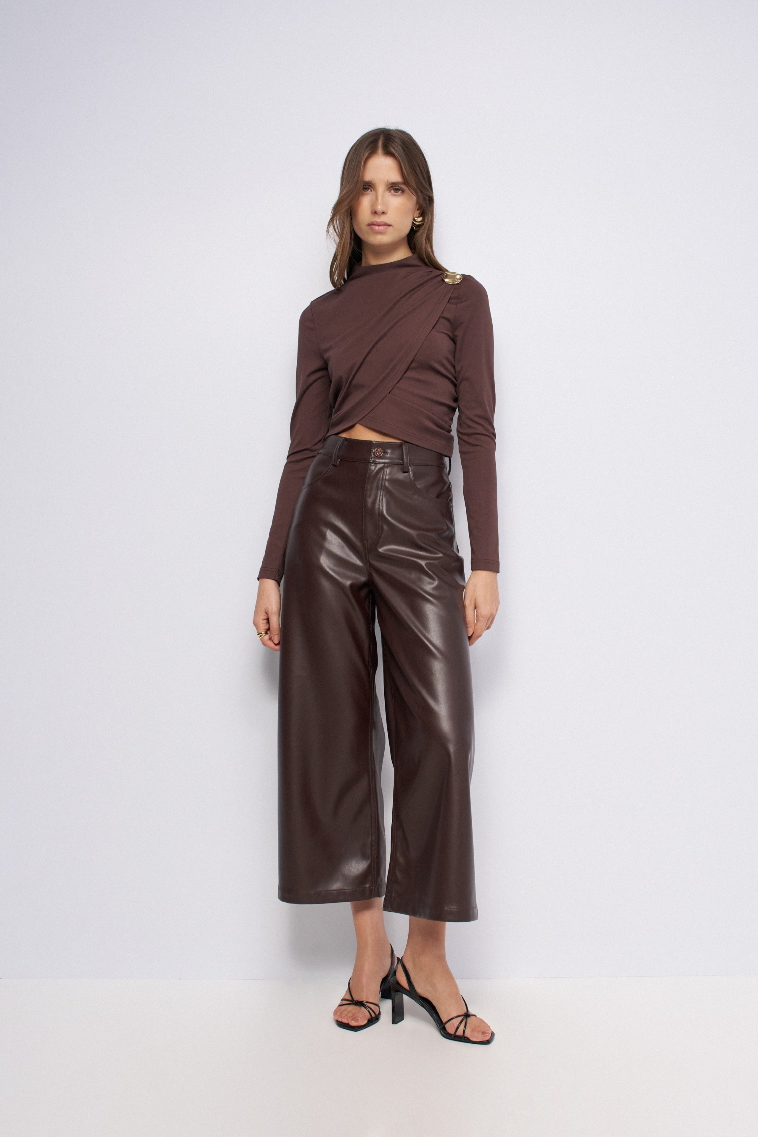 CROPPED PULLOVER MIT STEHKRAGEN UND DRAPIERUNG