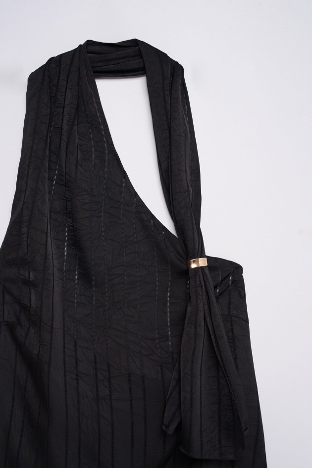 TOP TEXTURADO E DETALHE NO OMBRO
