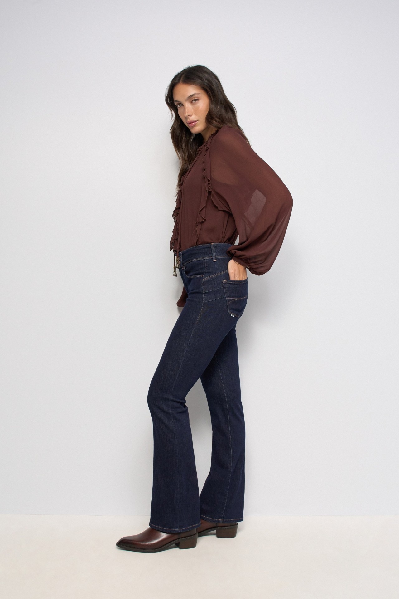 SECRET PUSH IN BOOTCUT JEANS