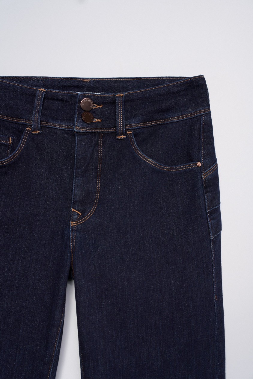 SECRET PUSH IN BOOTCUT JEANS