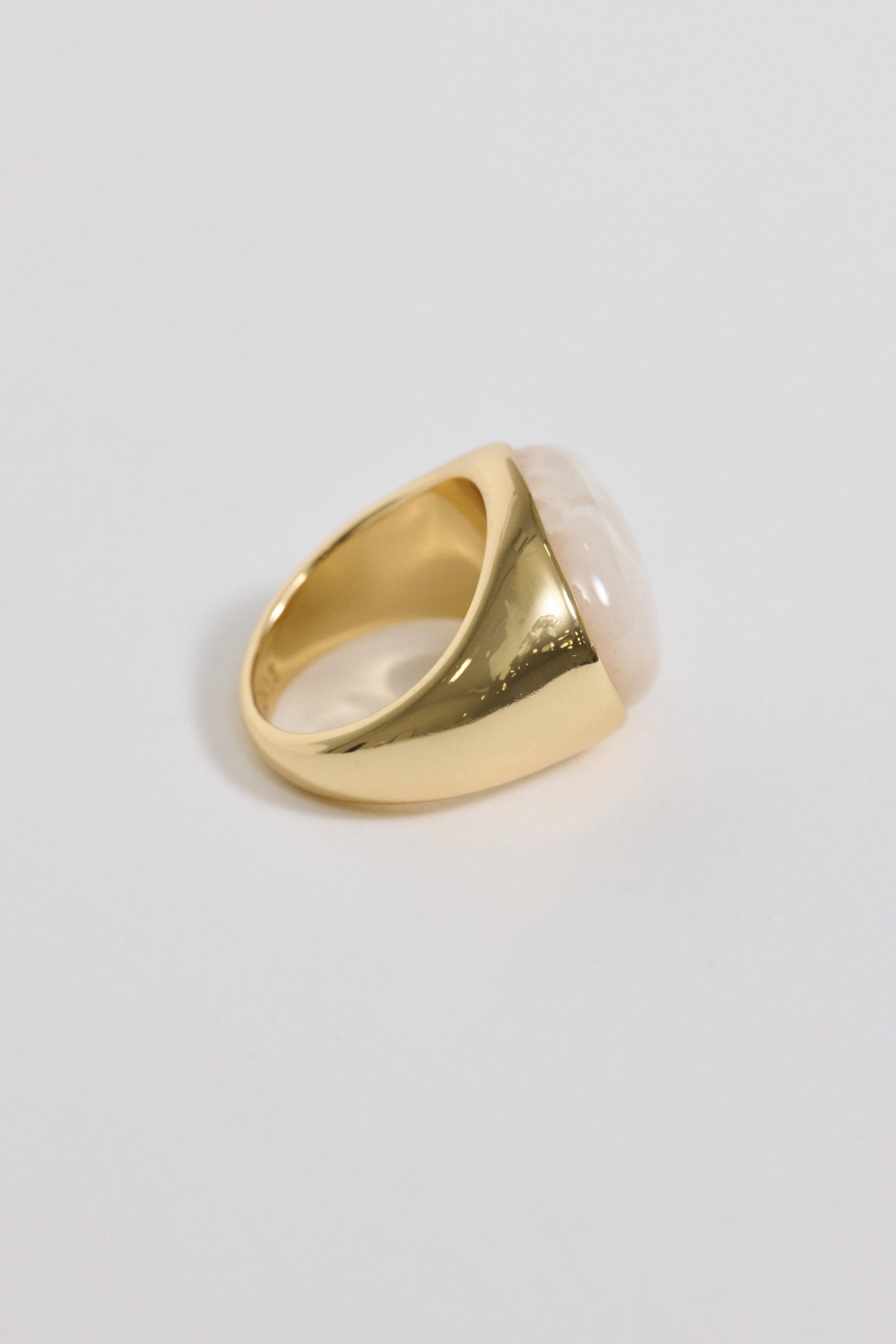 GOUDKLEURIGE RING MET STEEN