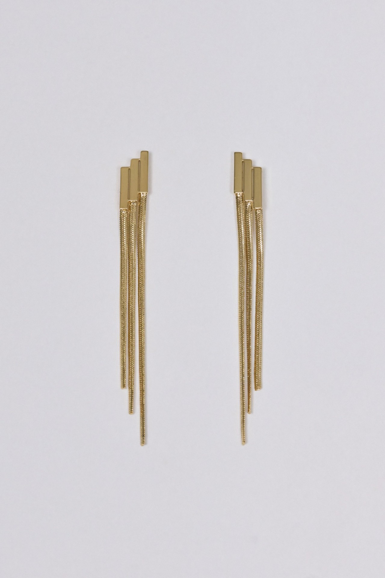 PENDIENTES LARGOS CON DETALLE DE CADENAS