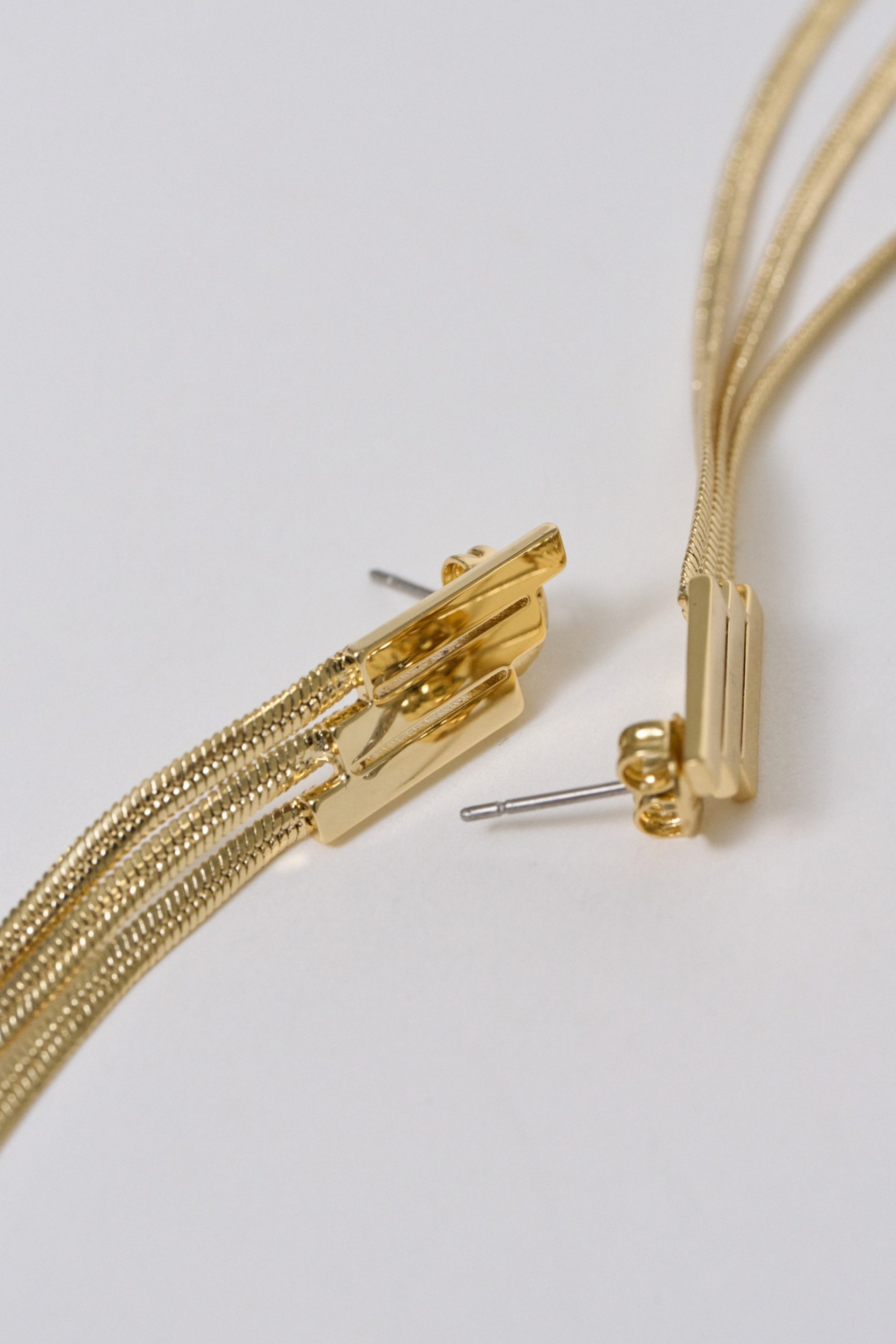 LANGE OORBELLEN MET KETTINGDETAIL