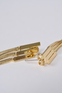 PENDIENTES LARGOS CON DETALLE DE CADENAS