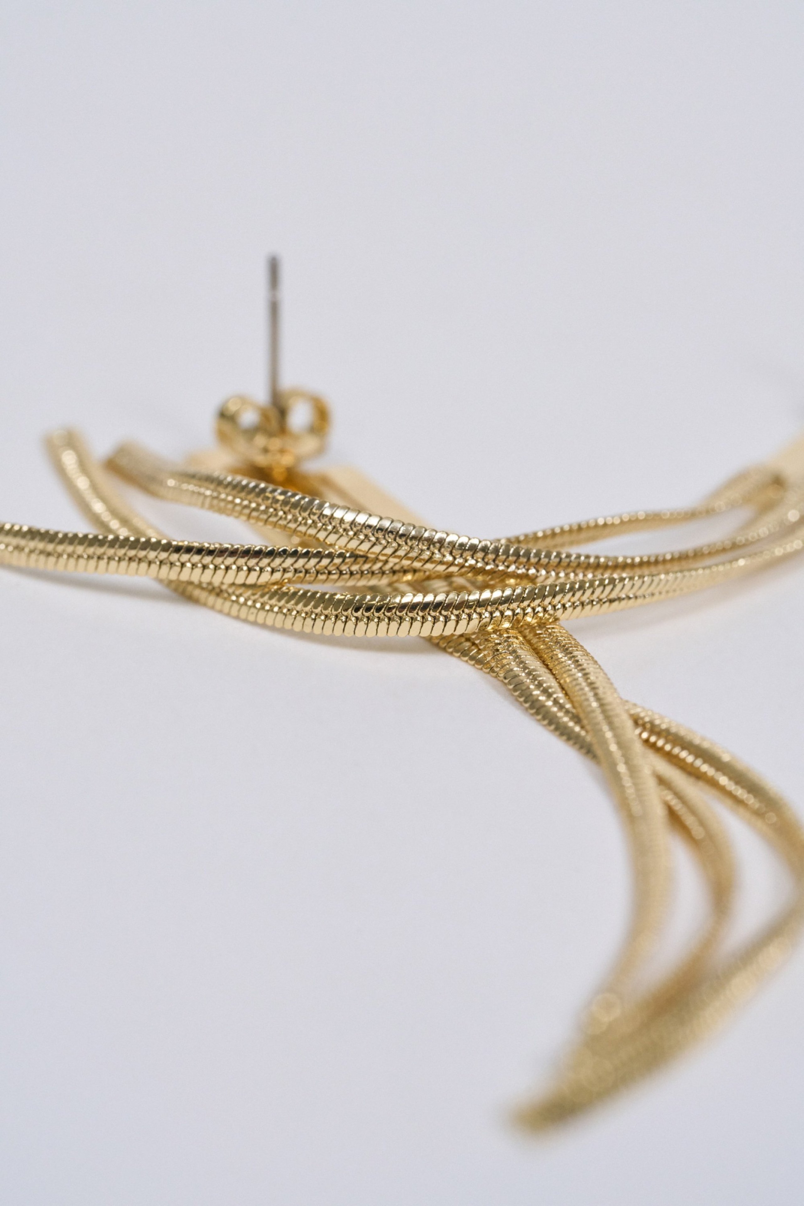 LANGE OORBELLEN MET KETTINGDETAIL