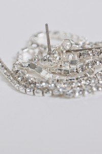 LANGE OORBELLEN MET GLANZENDE DETAILS