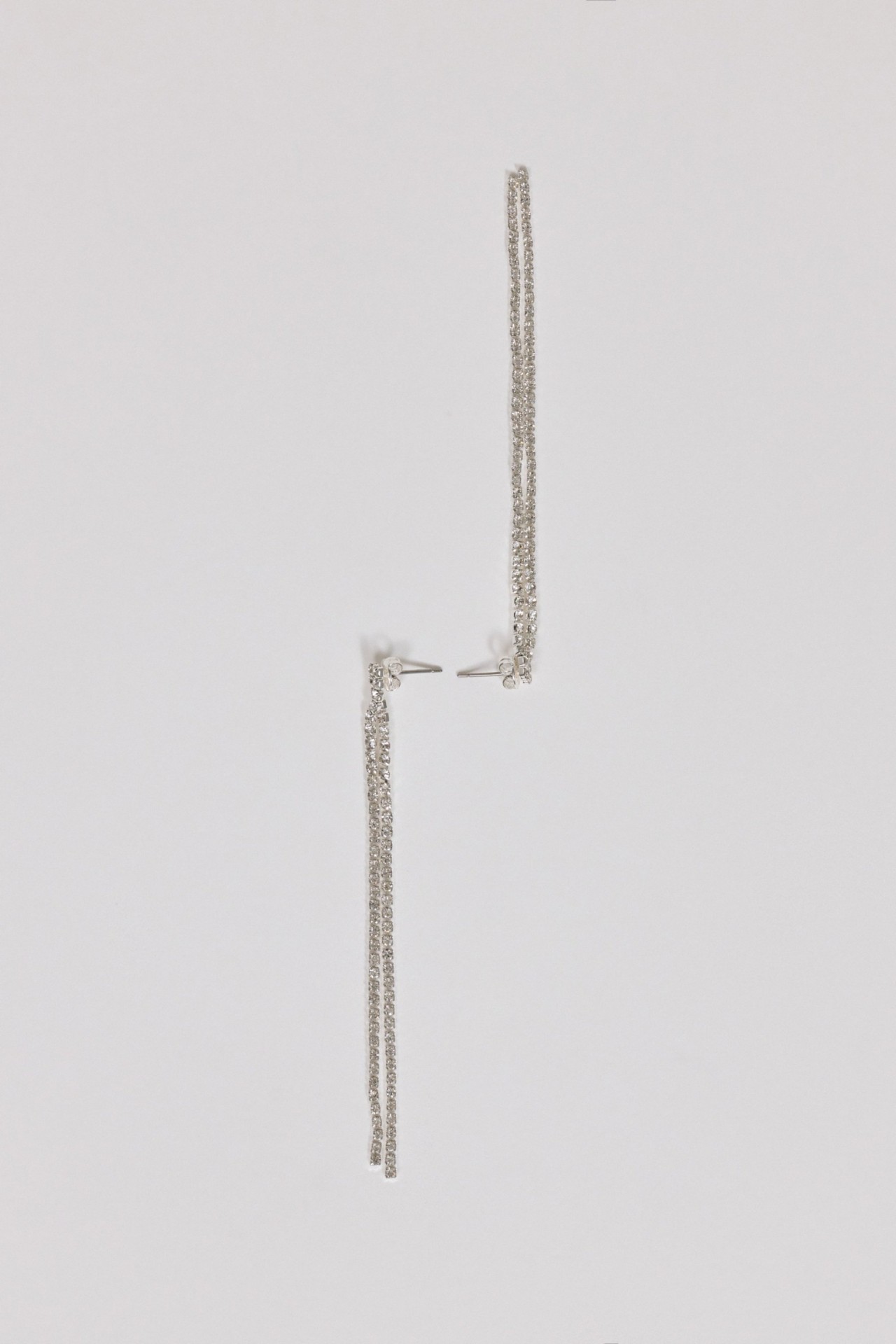 LANGE OORBELLEN MET GLANZENDE DETAILS