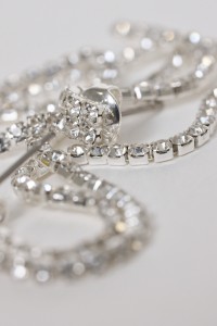 LANGE OORBELLEN MET GLANZENDE DETAILS