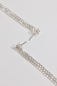 LANGE OORBELLEN MET GLANZENDE DETAILS