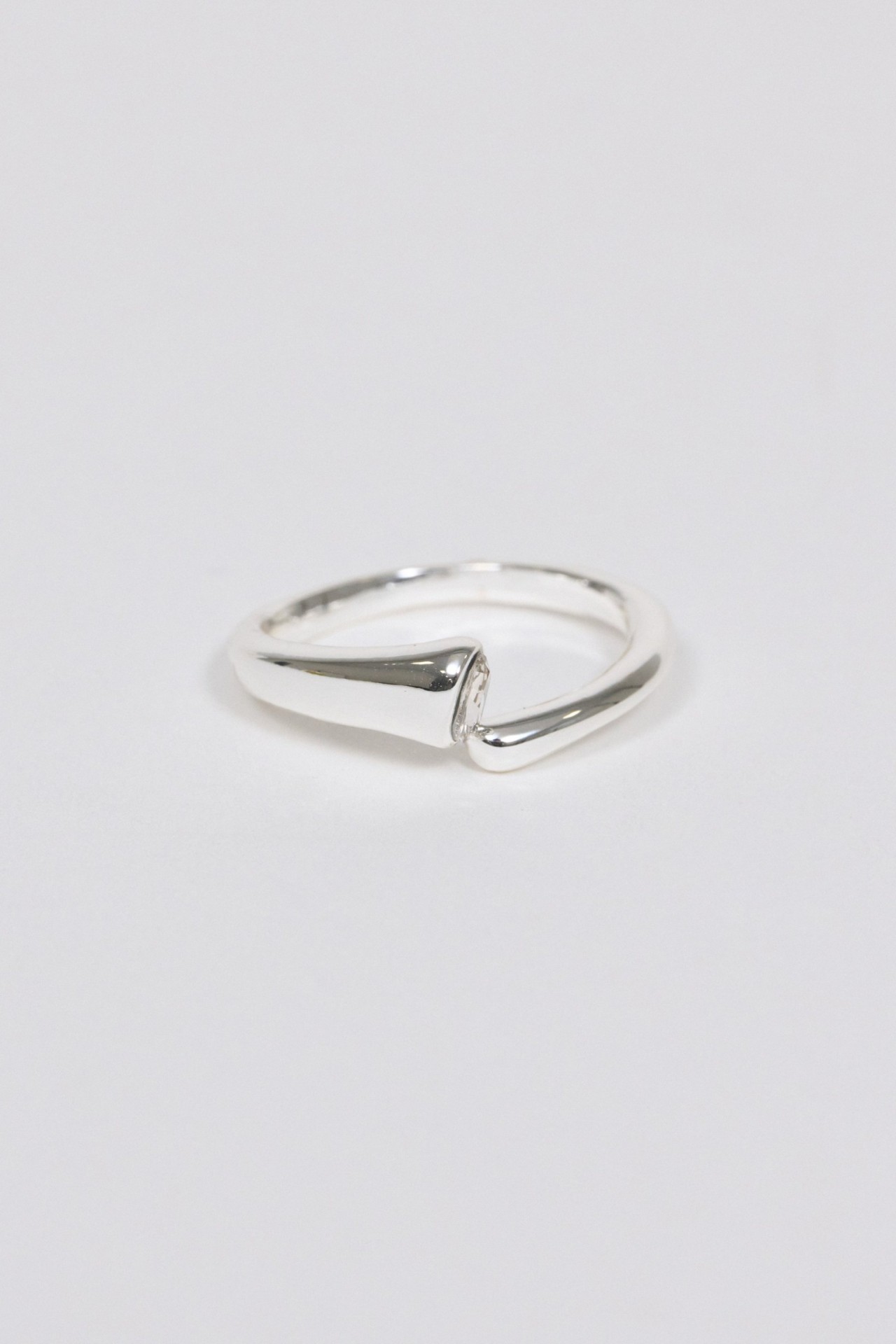 VERSTELBARE RING MET GLANZENDE STEEN
