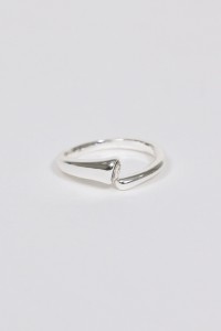 VERSTELBARE RING MET GLANZENDE STEEN