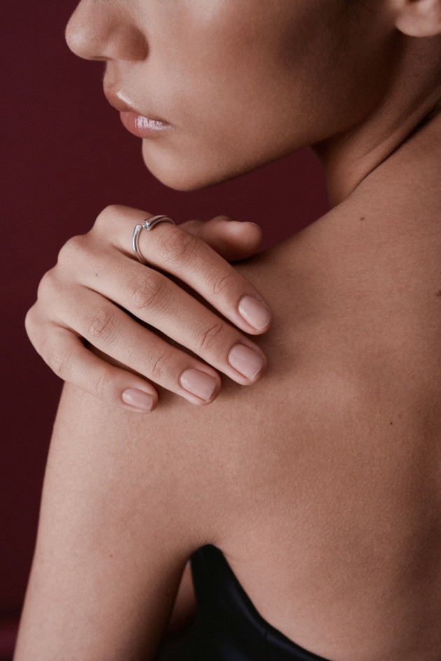 ADJUSTABLE RING WITH SPARKLING STONE