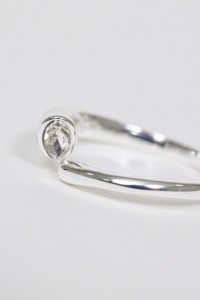 VERSTELBARE RING MET GLANZENDE STEEN