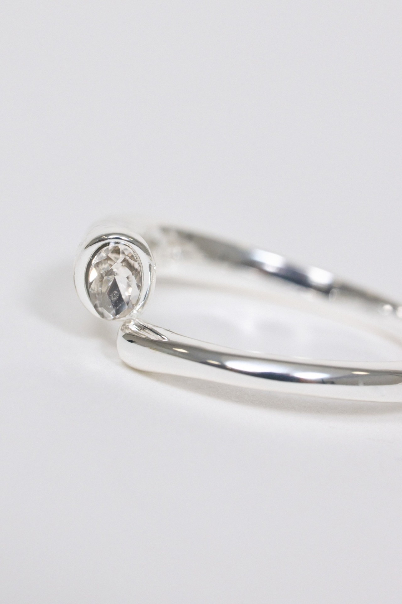 VERSTELBARE RING MET GLANZENDE STEEN