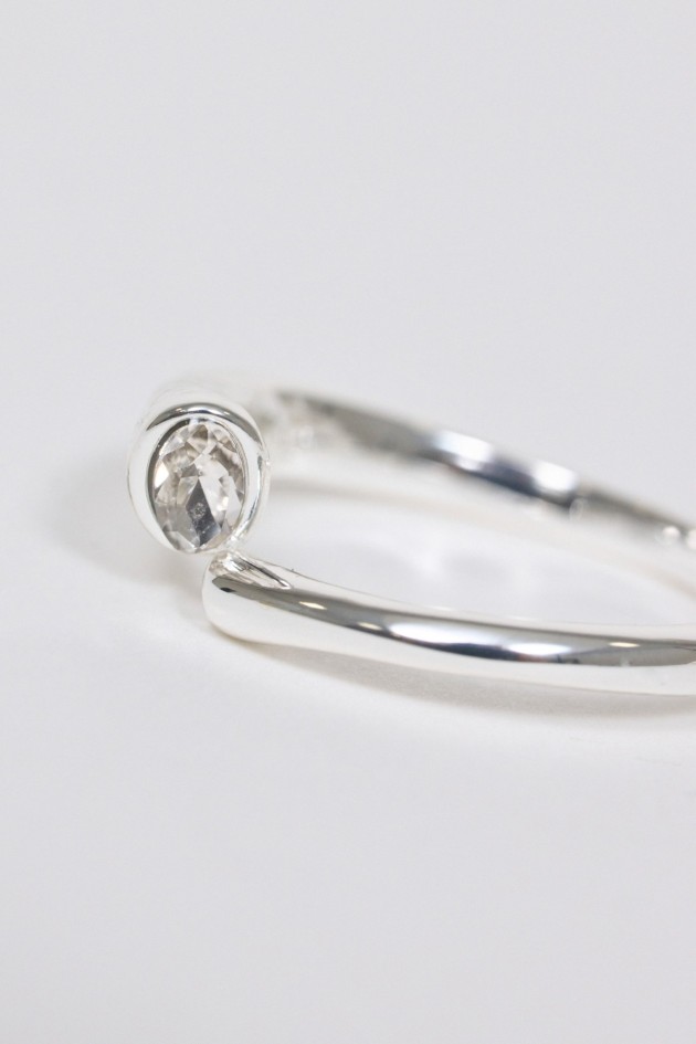 ADJUSTABLE RING WITH SPARKLING STONE