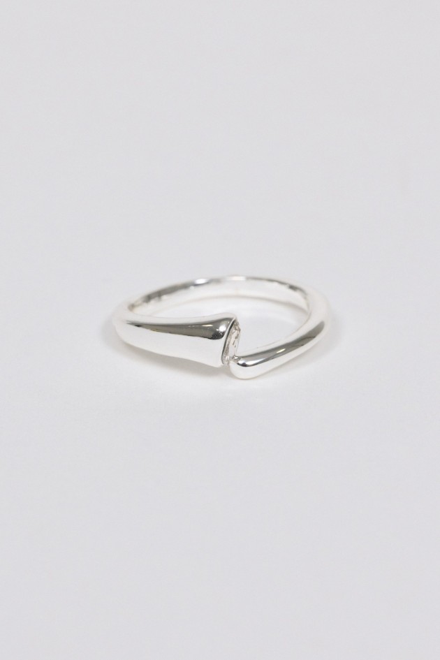 ADJUSTABLE RING WITH SPARKLING STONE