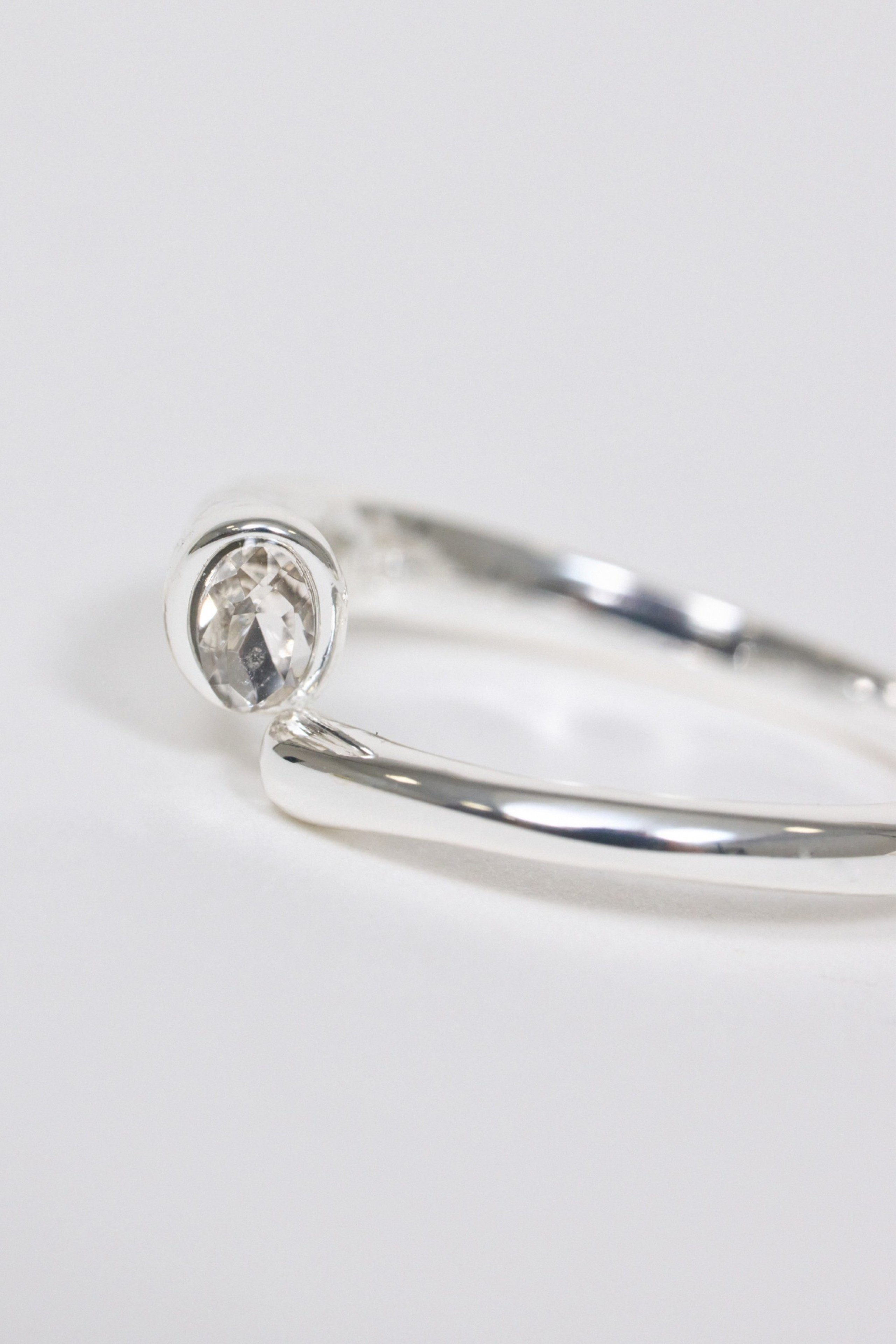 ADJUSTABLE RING WITH SPARKLING STONE