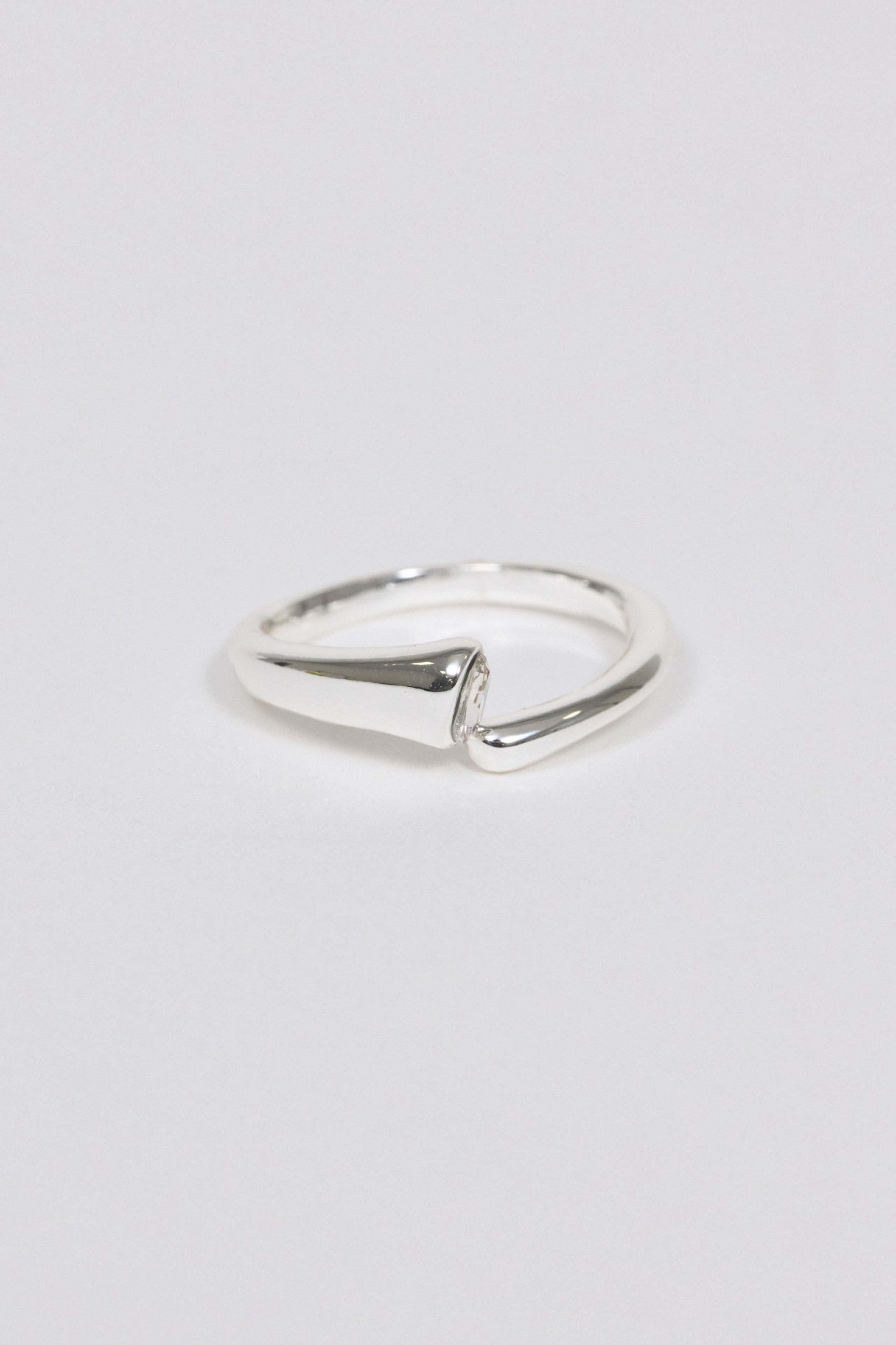 ADJUSTABLE RING WITH SPARKLING STONE