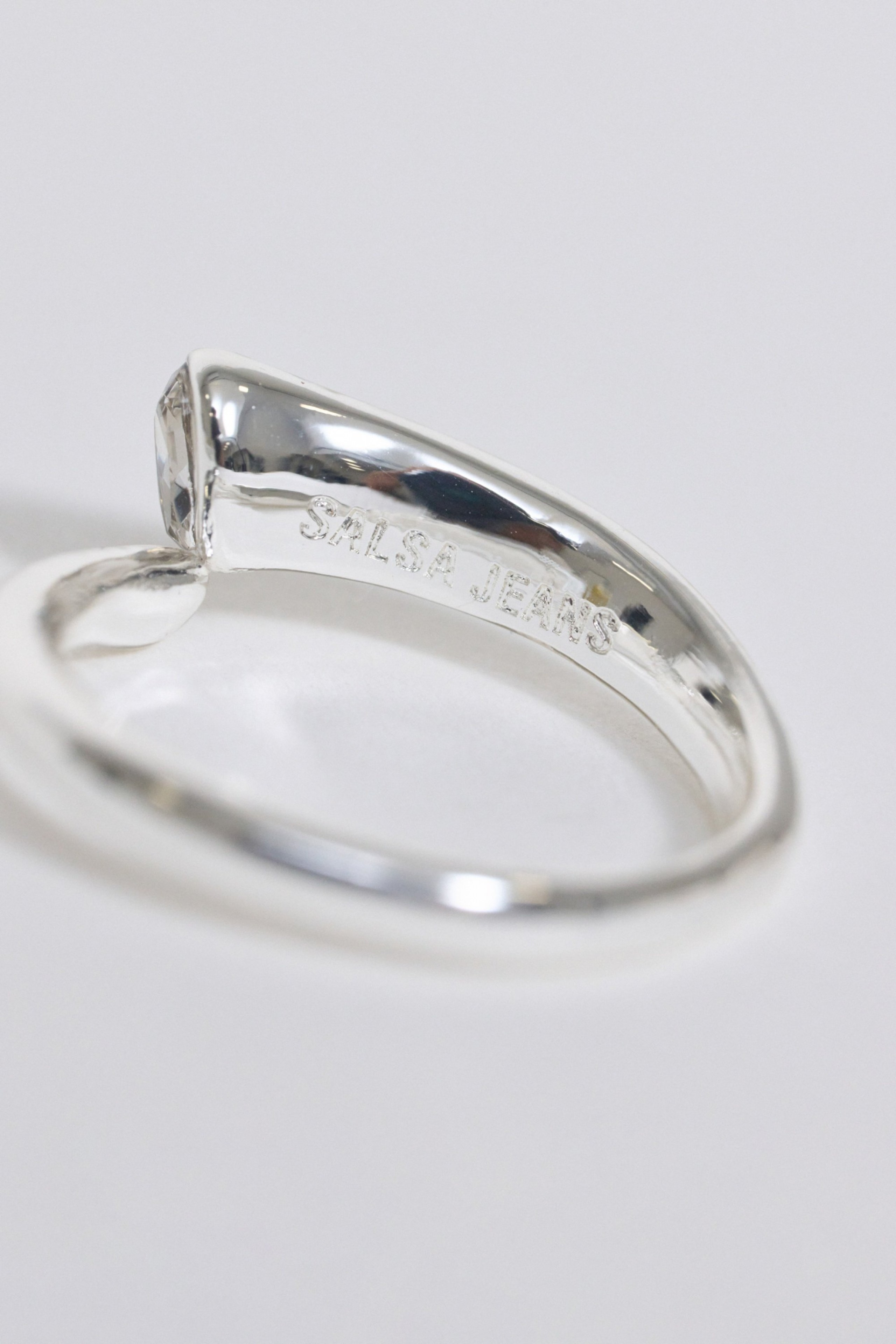 ADJUSTABLE RING WITH SPARKLING STONE