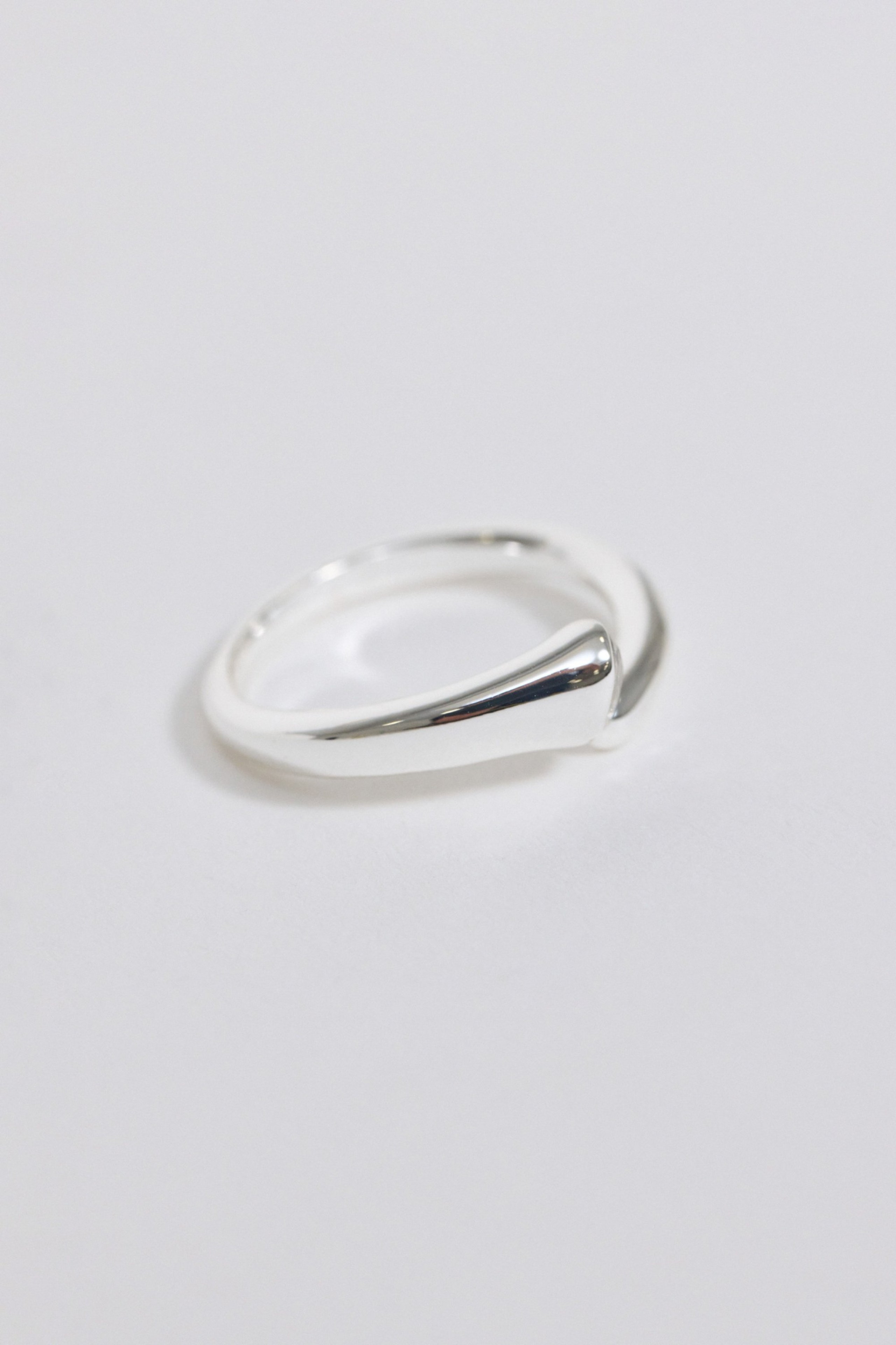 ADJUSTABLE RING WITH SPARKLING STONE