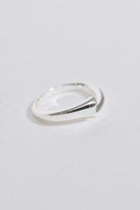 VERSTELBARE RING MET GLANZENDE STEEN