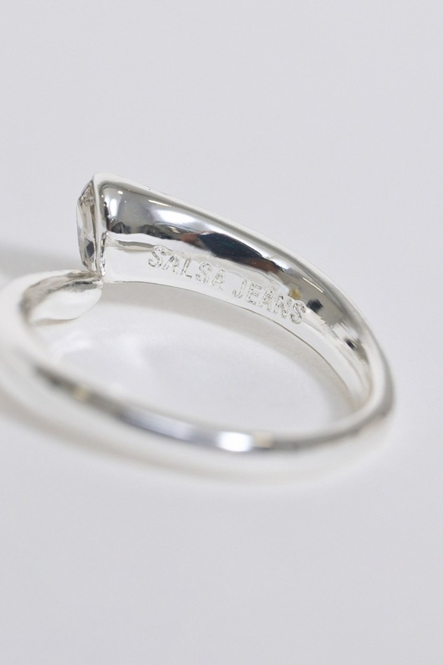 ADJUSTABLE RING WITH SPARKLING STONE