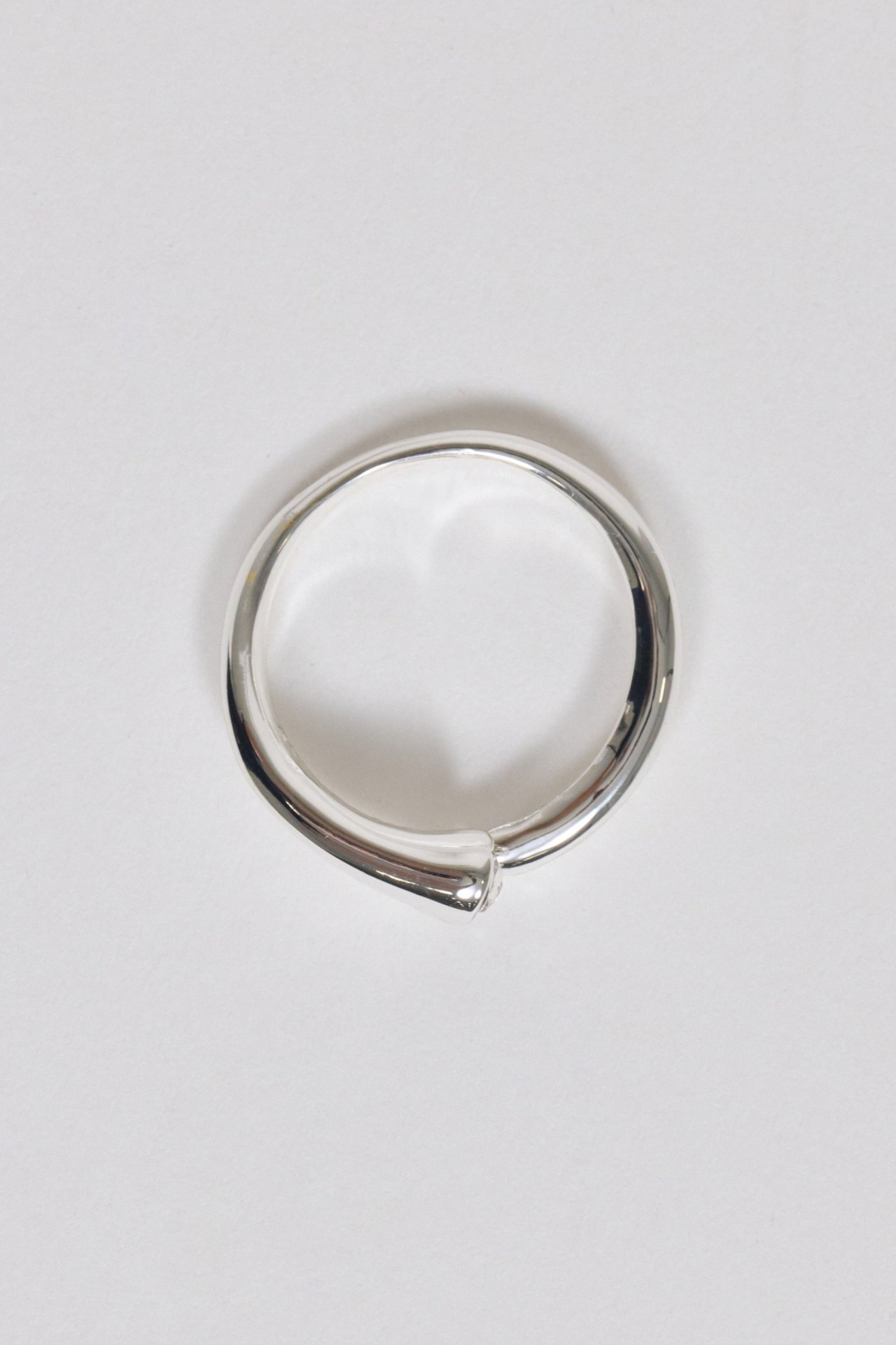 VERSTELBARE RING MET GLANZENDE STEEN