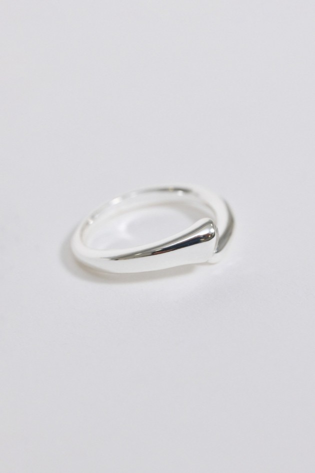 ADJUSTABLE RING WITH SPARKLING STONE