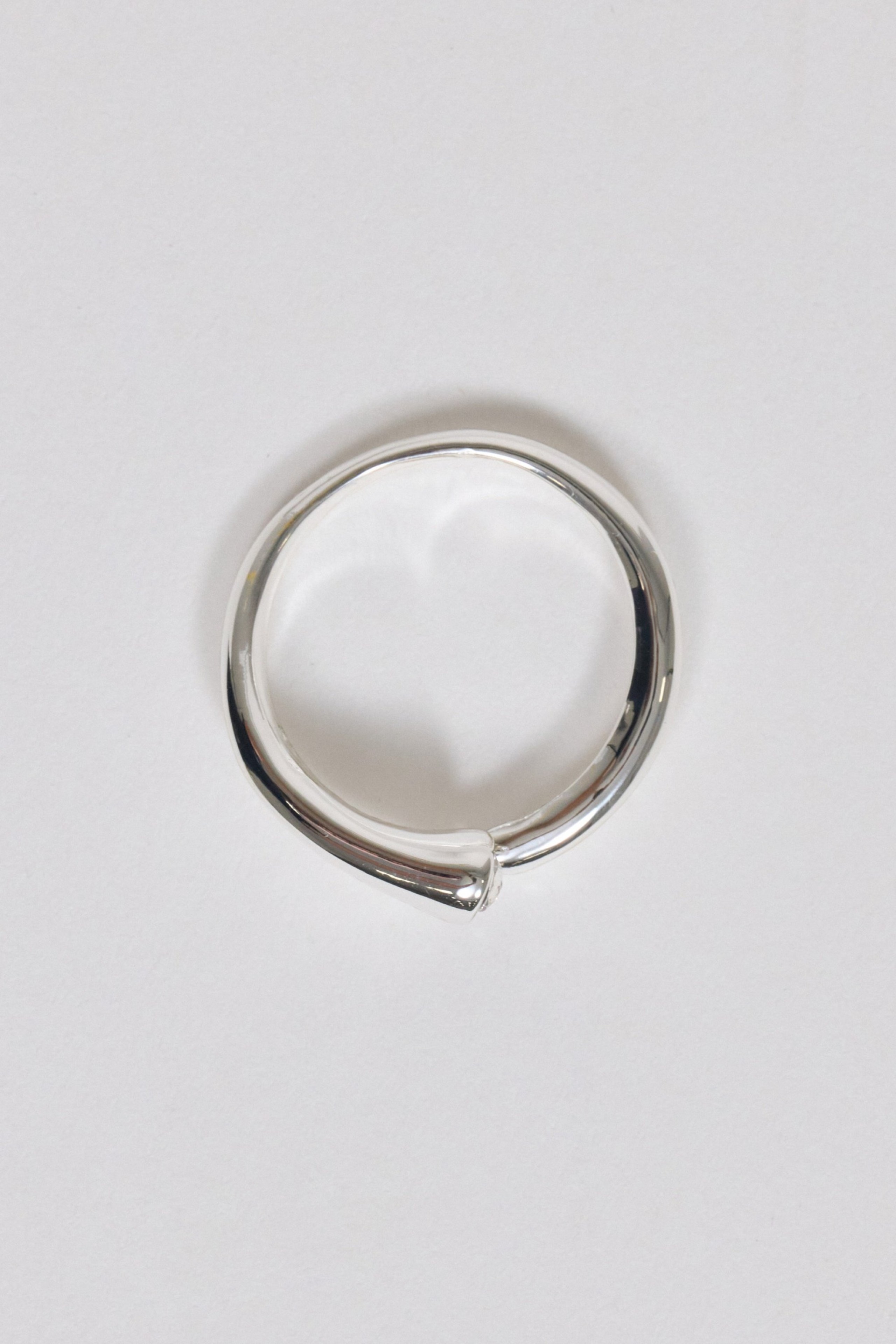 ADJUSTABLE RING WITH SPARKLING STONE