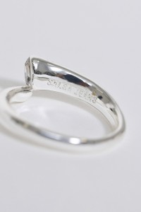 VERSTELBARE RING MET GLANZENDE STEEN