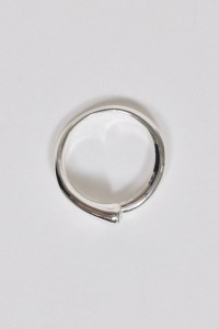 VERSTELBARE RING MET GLANZENDE STEEN