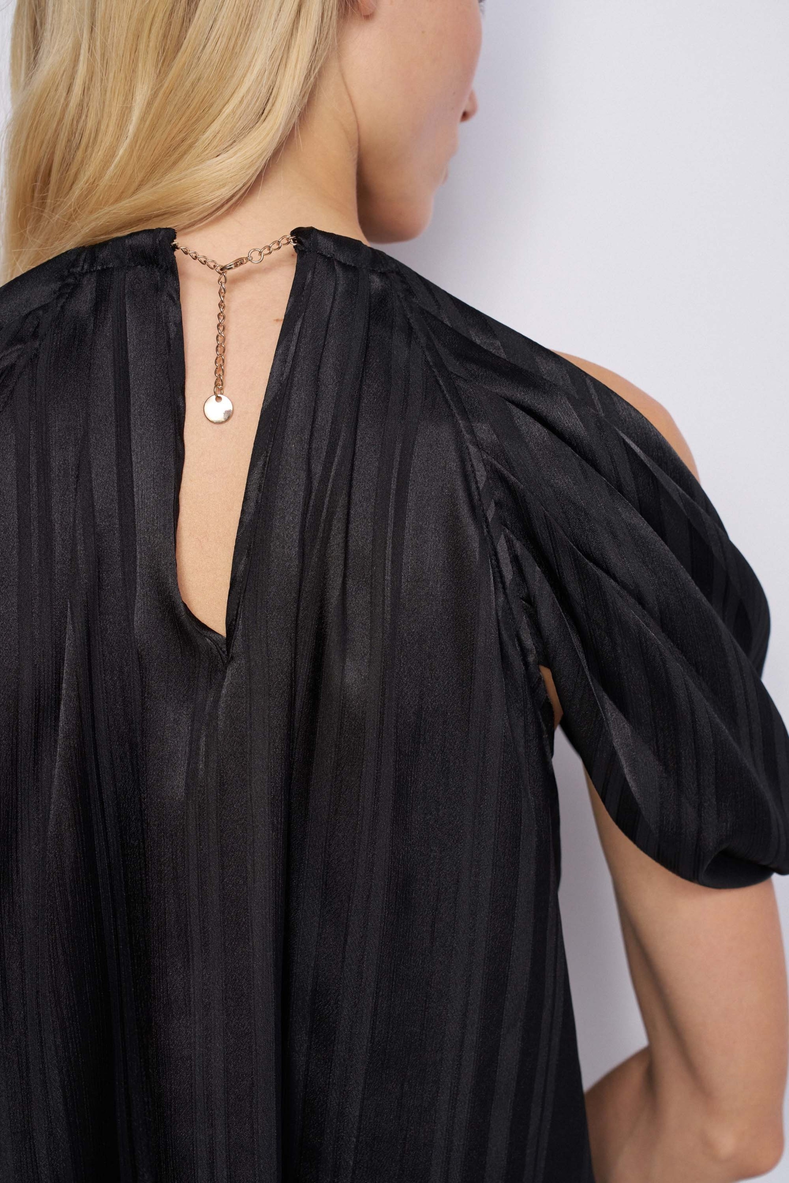 TEXTURED OFF-THE-SHOULDER TOP