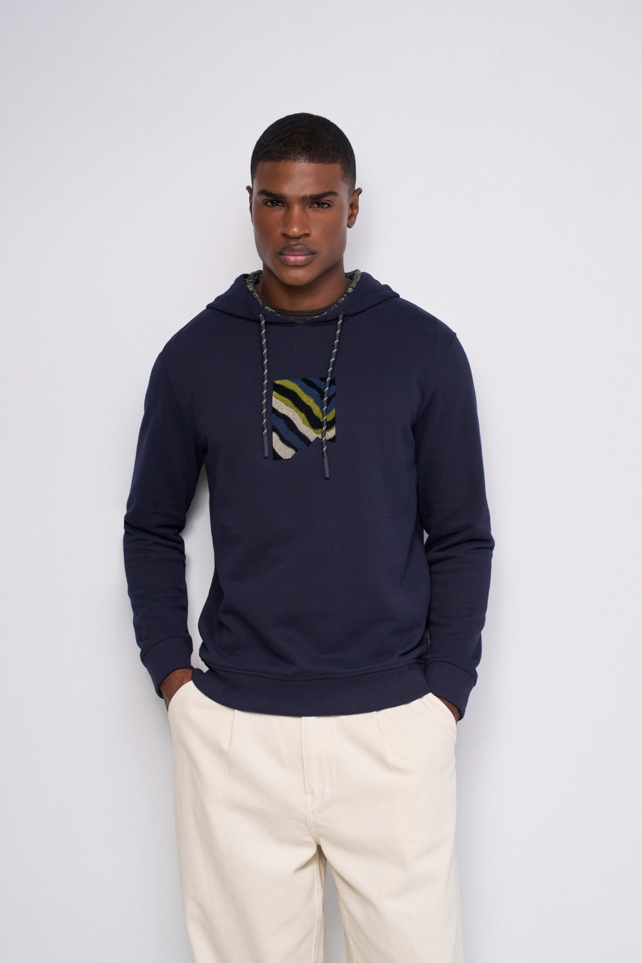 SUDADERA ESTAMPADA CON CAPUCHA