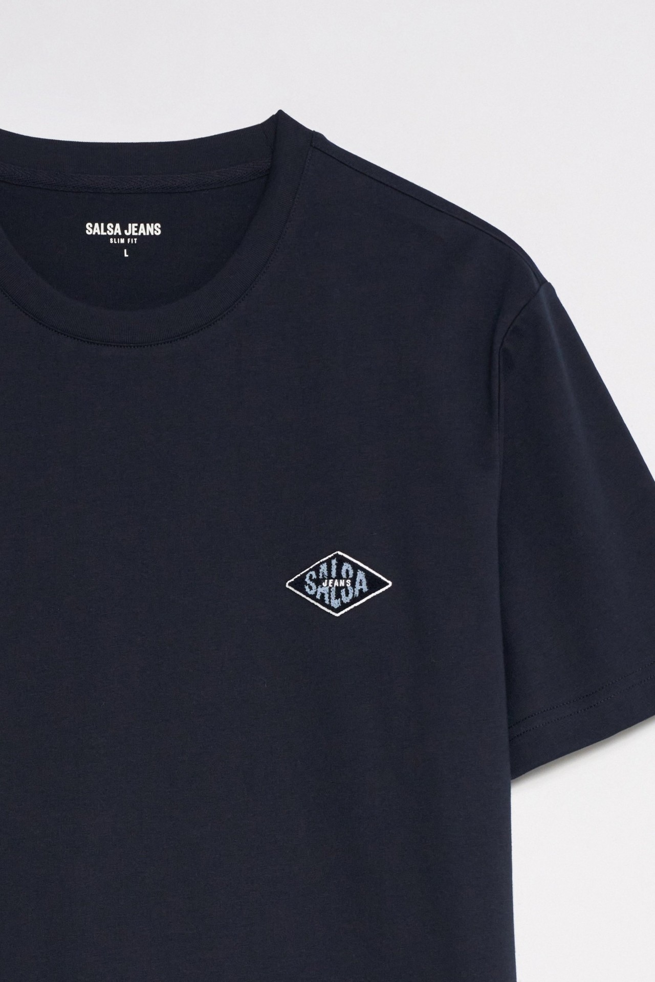 CAMISETA CON BRANDING