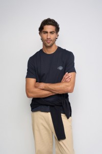 CAMISETA CON BRANDING