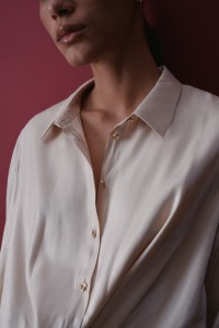 BLUSA SATINADA CON BRILLO