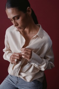 BLUSA SATINADA CON BRILLO