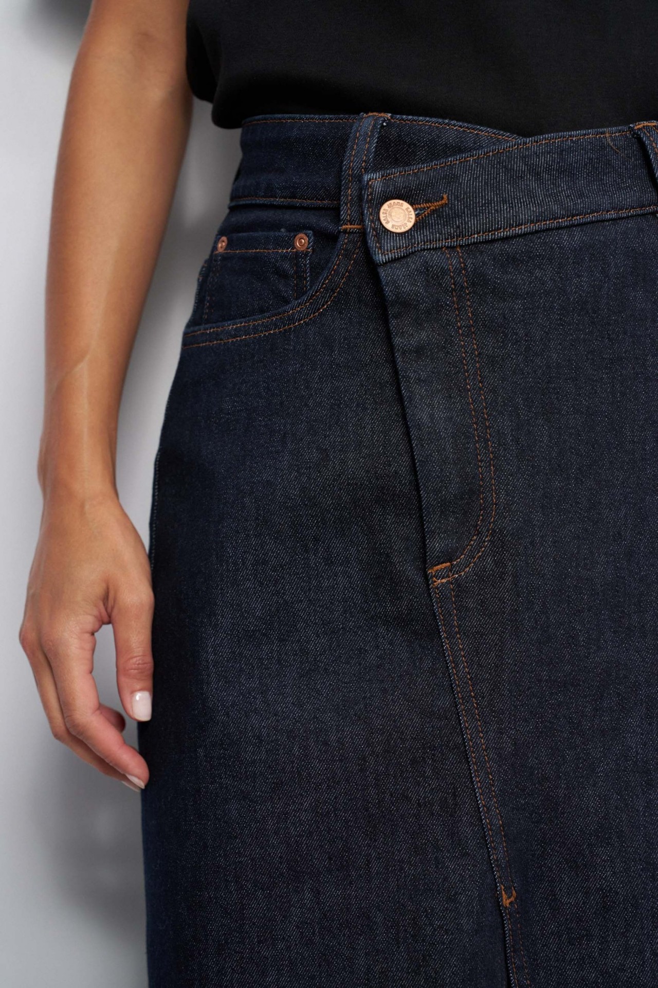 DENIM-MIDIROCK MIT ASYMMETRISCHEM BUND