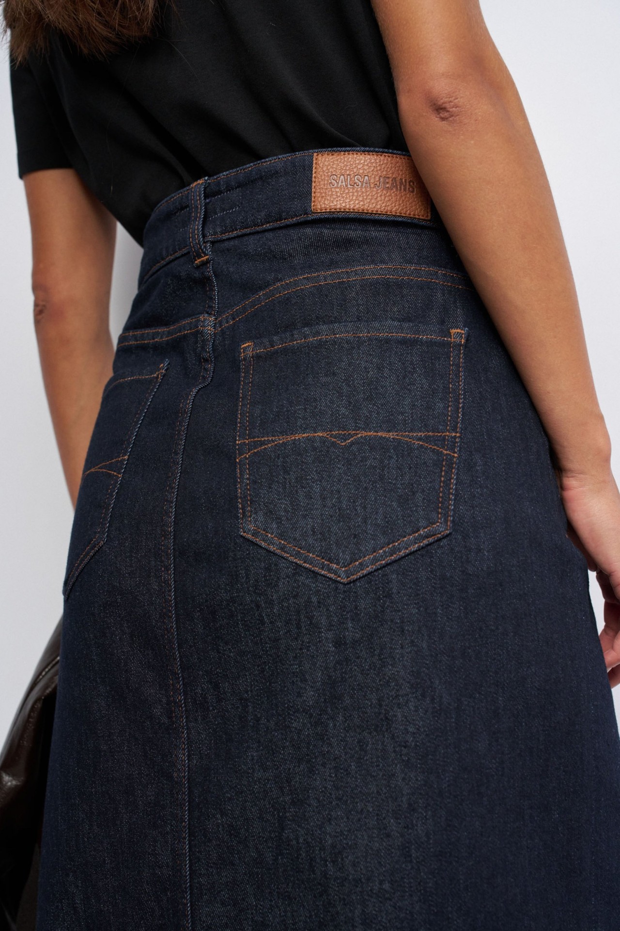 DENIM-MIDIROCK MIT ASYMMETRISCHEM BUND