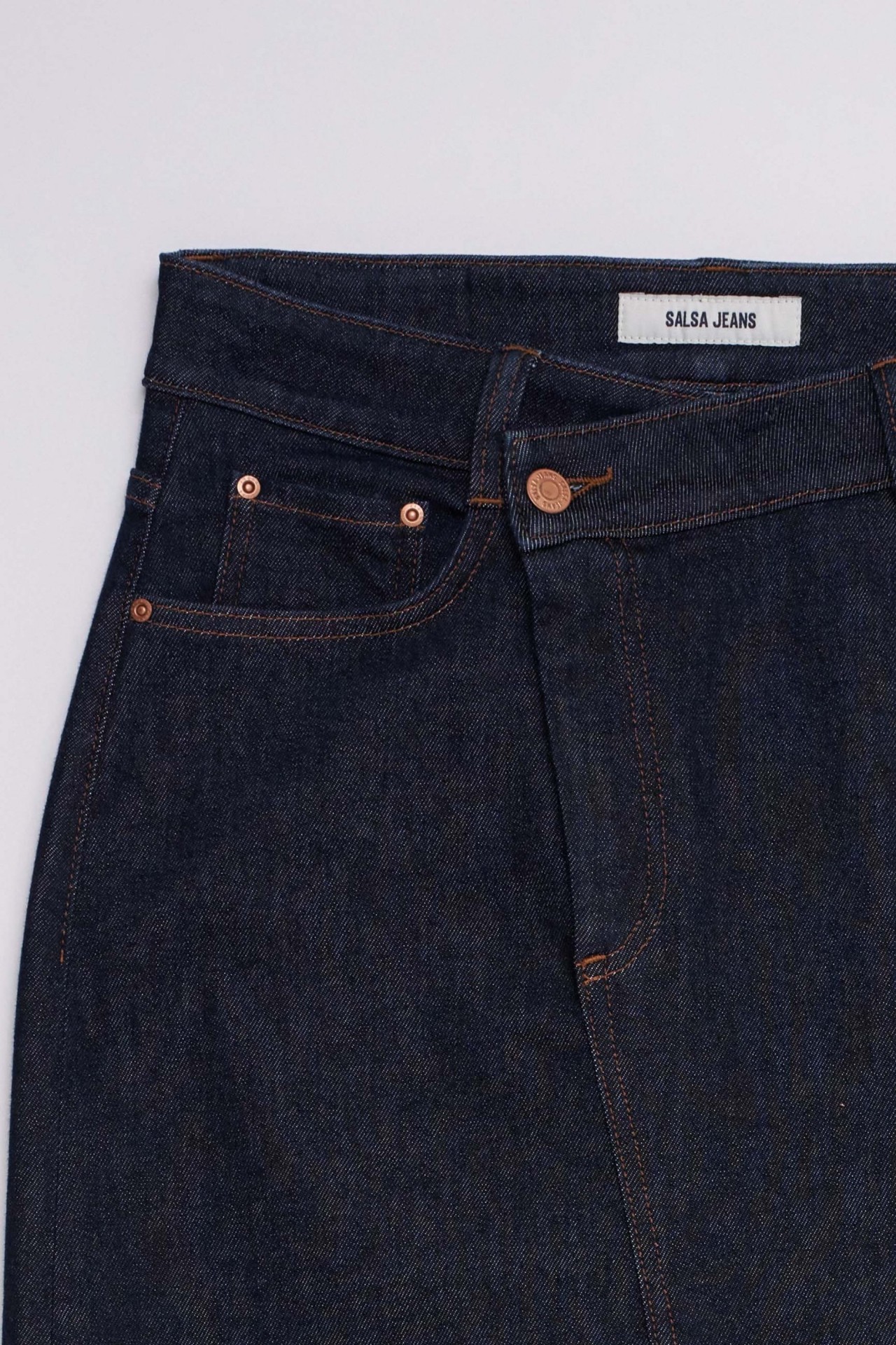 DENIM-MIDIROCK MIT ASYMMETRISCHEM BUND
